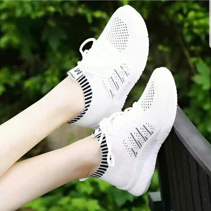 Sepatu Sneaker Monic