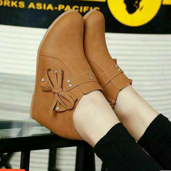 Sepatu Boot Pita