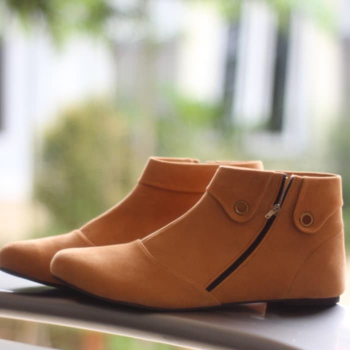 Sepatu Boots Wanita Model Korea Tan - Hitam