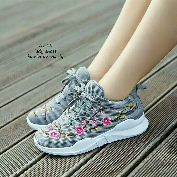 Sepatu Bordir Bunga Abu