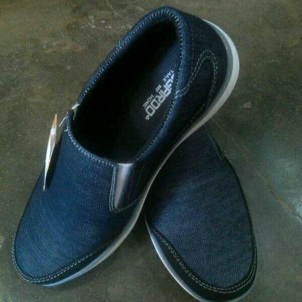 Sepatu Cowok Warna Biru