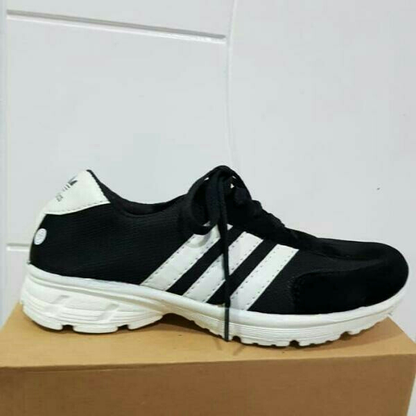 Sepatu Kets Adidas Pelon