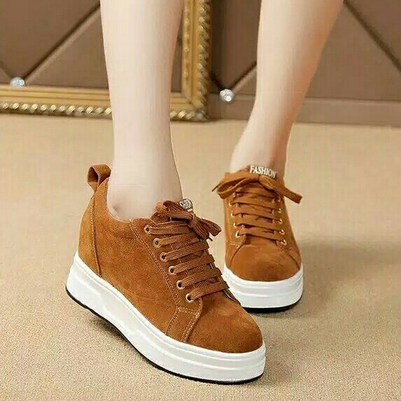 Sepatu Kets Tan