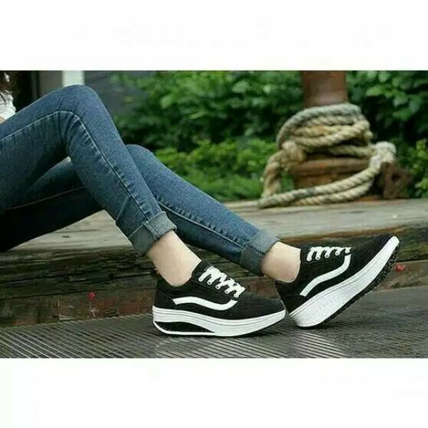 Sepatu Kets Wanita Vans Hitam  Sepatu Wanita Kets
