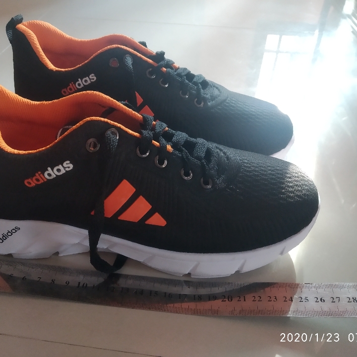 Sepatu Olahraga Adidas