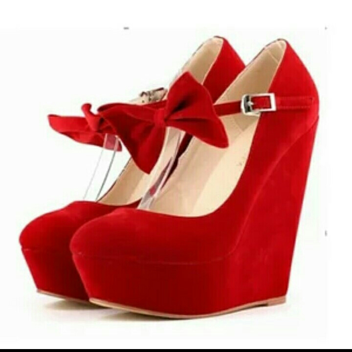 Sepatu Pita Merah