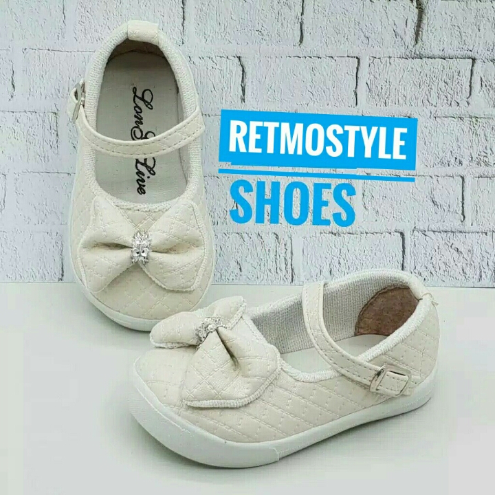 Sepatu Pita Putih