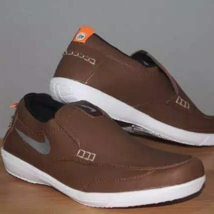 Sepatu Pria Nike Boston 2