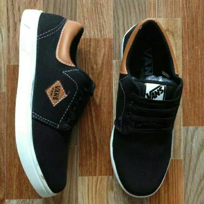 Sepatu Vans Classic V7 Pria Wanita - Hitam