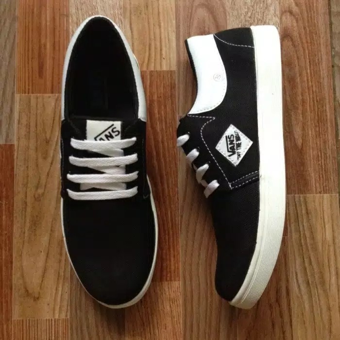 Sepatu casual Vns limited edition BLACK WHITE VD5