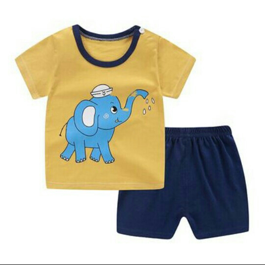 Setelan kaos dan celana pendek anak
