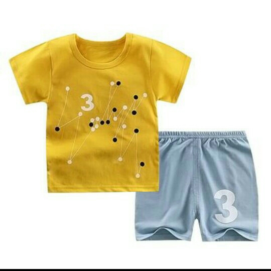 Setelan kaos dan celana pendek anak