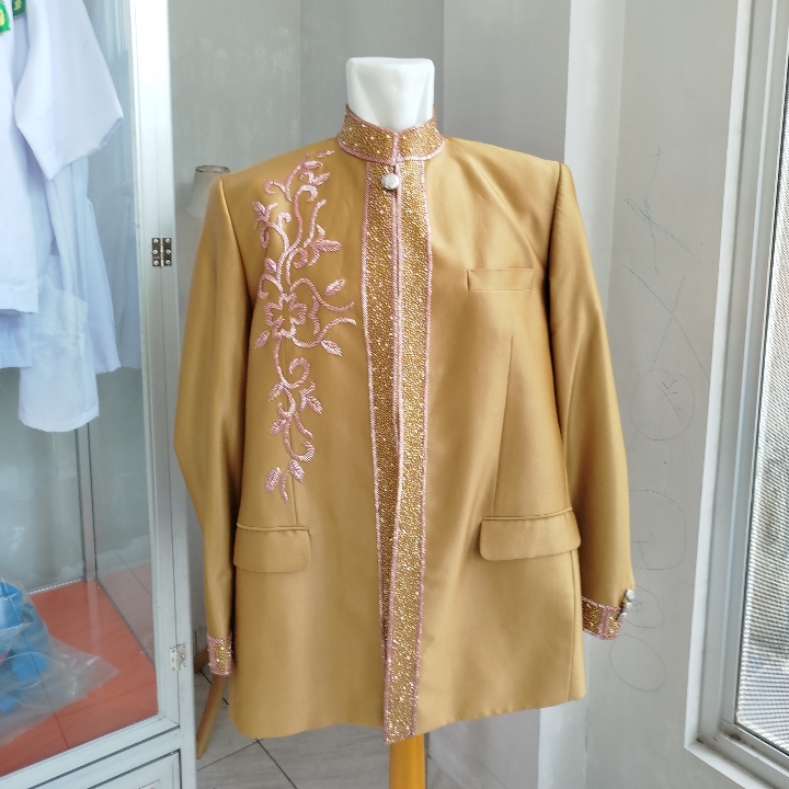 Sewa Beskap Gold Ukuran XL
