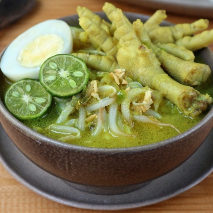 Soto Ayam Lengkap Ceker Telor