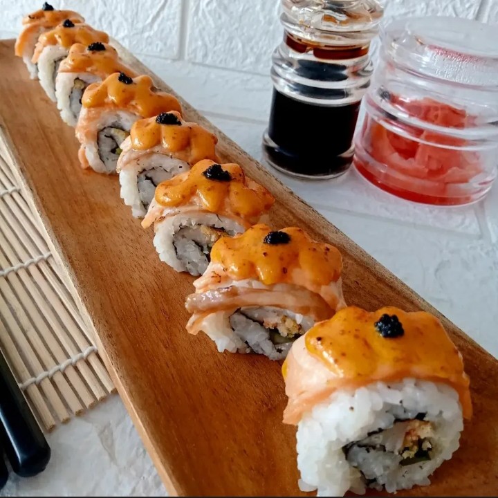 Sushi Salmon Mentai Roll