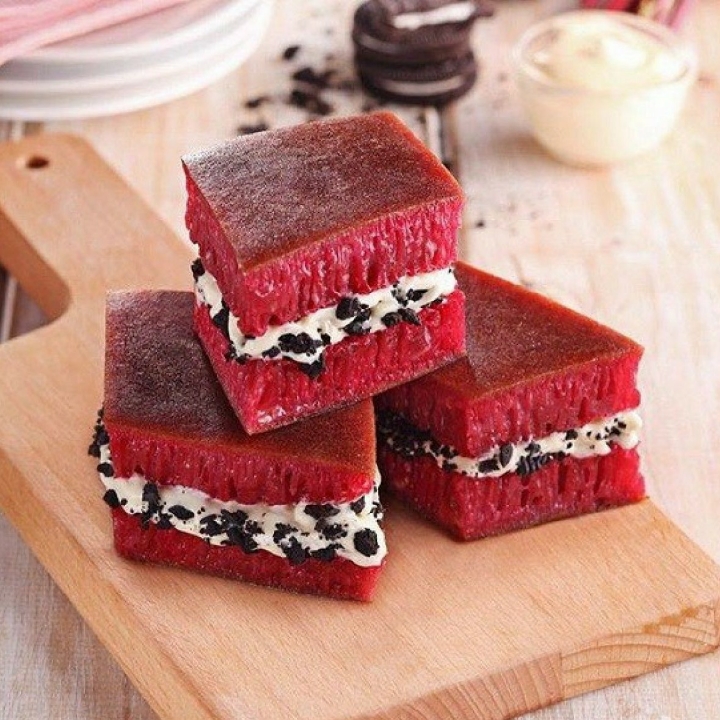 Terang Bulan Red Velvet Pisang Kacang