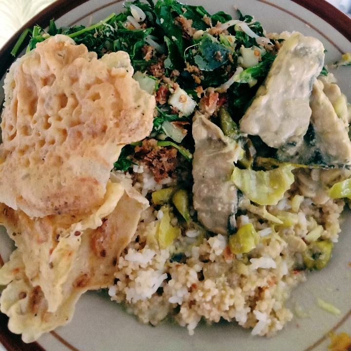 Tiwul Sayur Urap Peyek Rebon