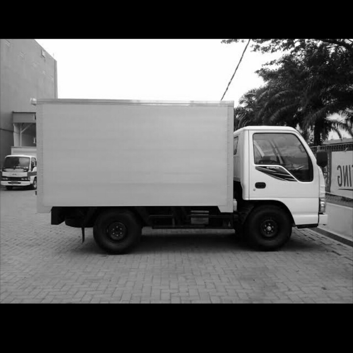 Truk Engkel Logistik