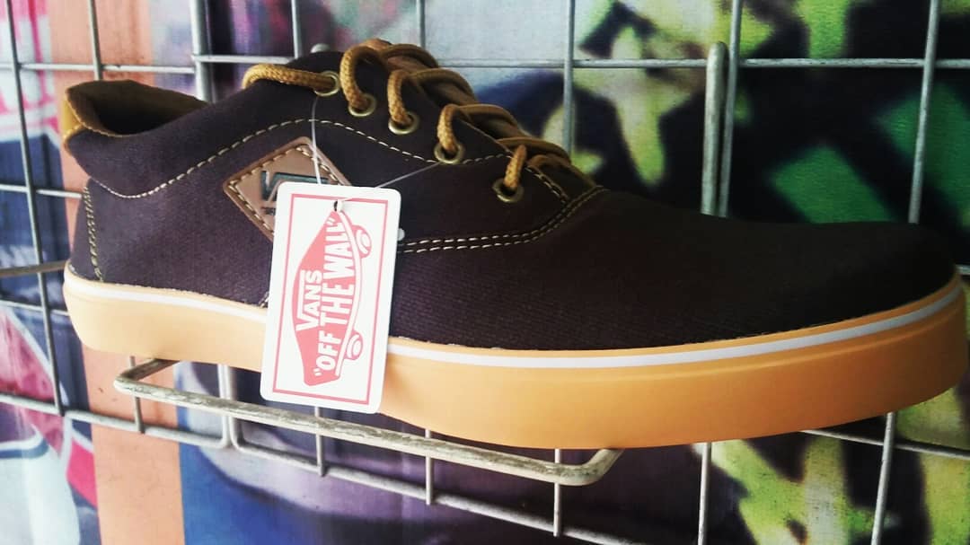 Vans Jeans Hitam Kecoklatan