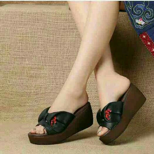 WEDGES MC HITAM