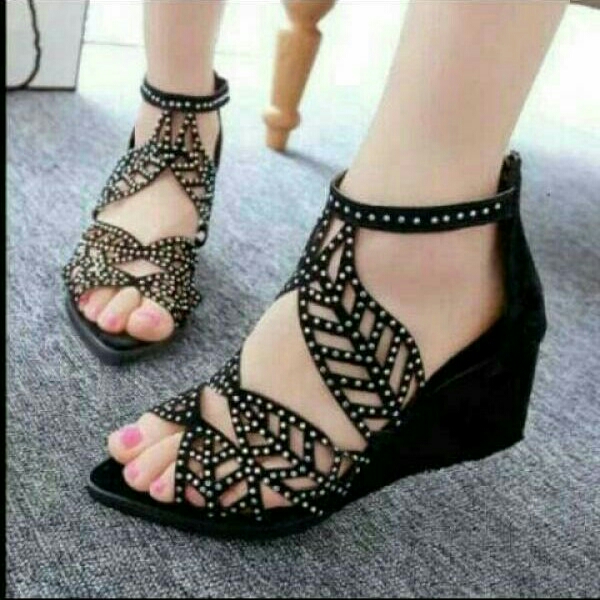 Wedges Daun Hitam