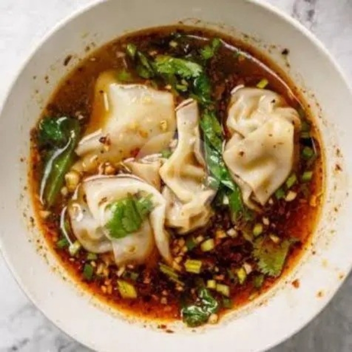 Wonton Pangsit Ayam Udang dengan Kuah Pedas Chilli Oil 