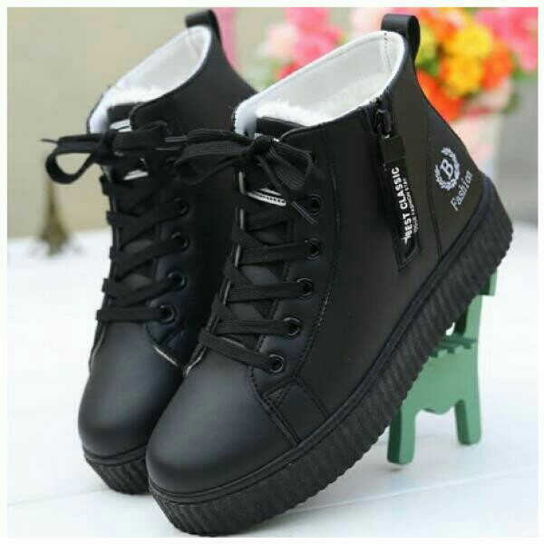 ZR 09 Sneaker Hitam