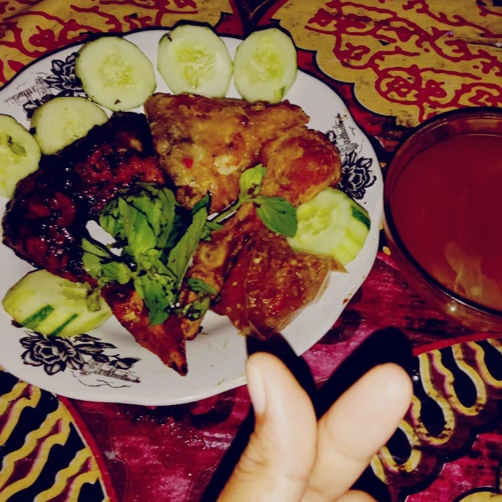 ayam bakar plus nasi lalapan sarur asem 