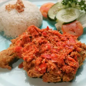 ayam geprek sambal setan nasi tambah lalap