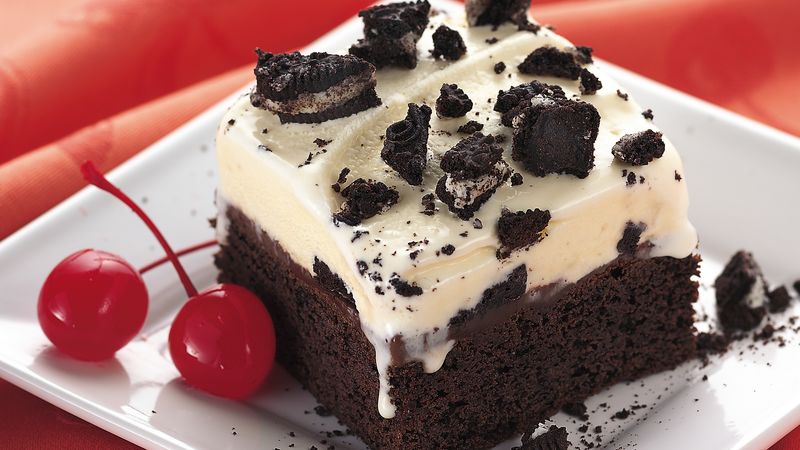 fudge cake with topping oreo