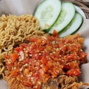indomie ayam geprek sambal setan tempe es teh 
