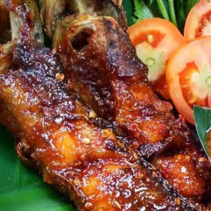 lele bakar plus nasi lalapan dan sayur asem