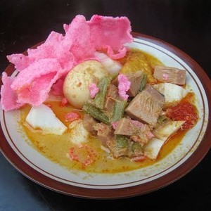 lontong sayur plus Telur khas padang