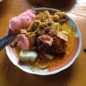 lontong sayur plus ayam rendang khas Padang