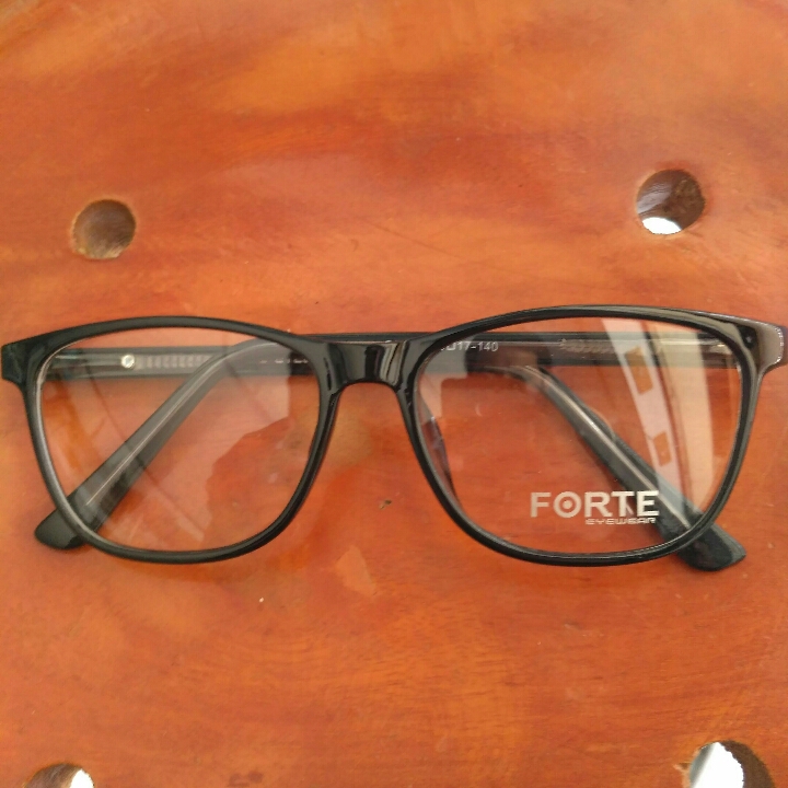 model forte hitam