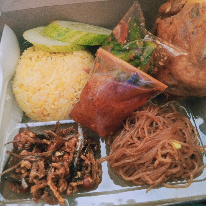 nasi kuning kotak Ayam 