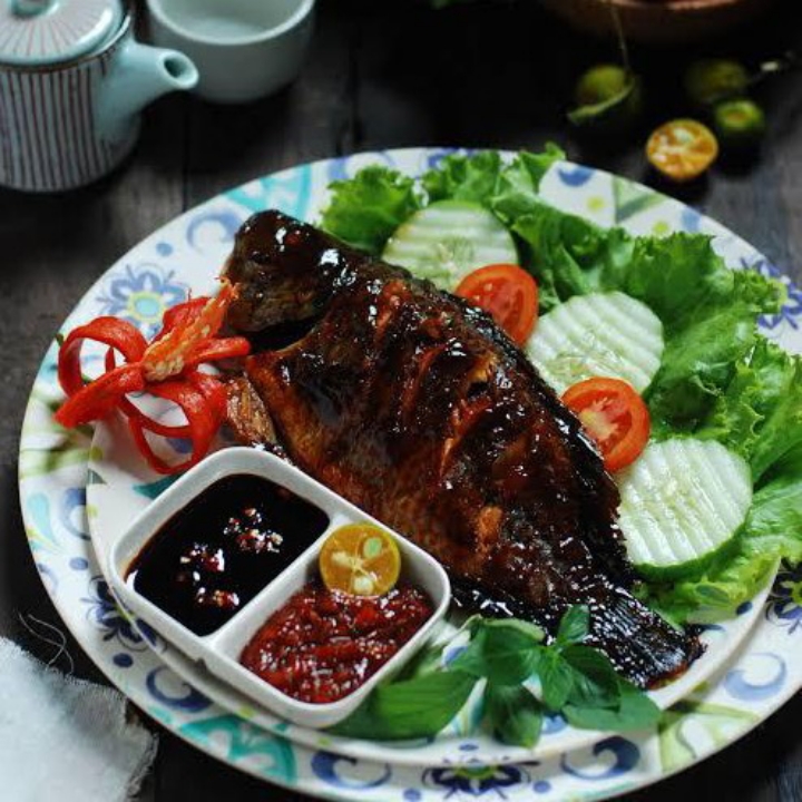 nila bakar plus nasi sayur asem lalapan