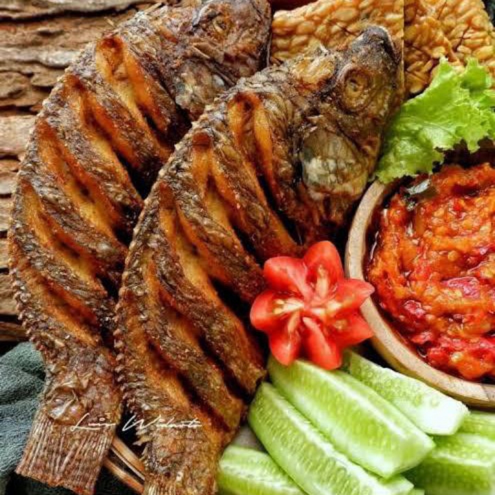 nila goreng plus nasi lalapan sayur asem