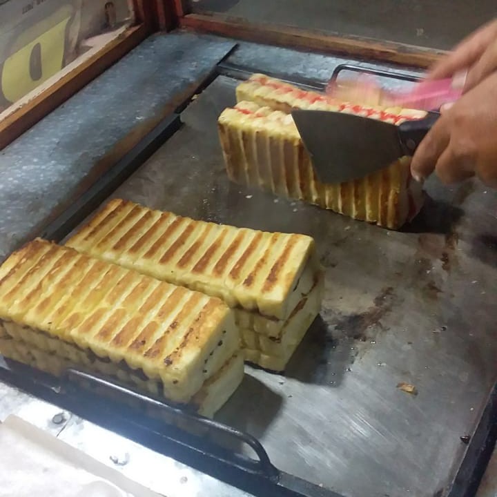 roti bakar  varian kacang-selai