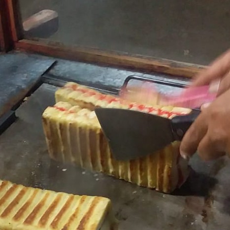 roti bakar varian strawberry