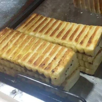 rotibakar varian rasa coklat  kacang