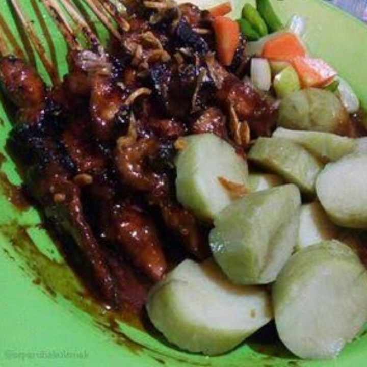 sate ayam kacang plus lontong