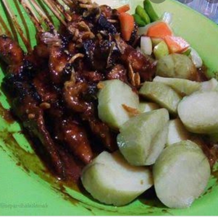 sate kambing kacang plus lontong