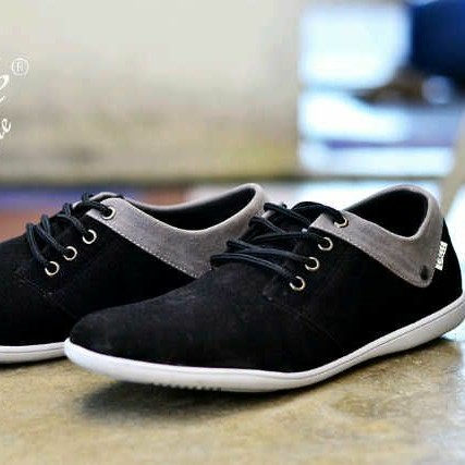 sepatu canvas casual pria
