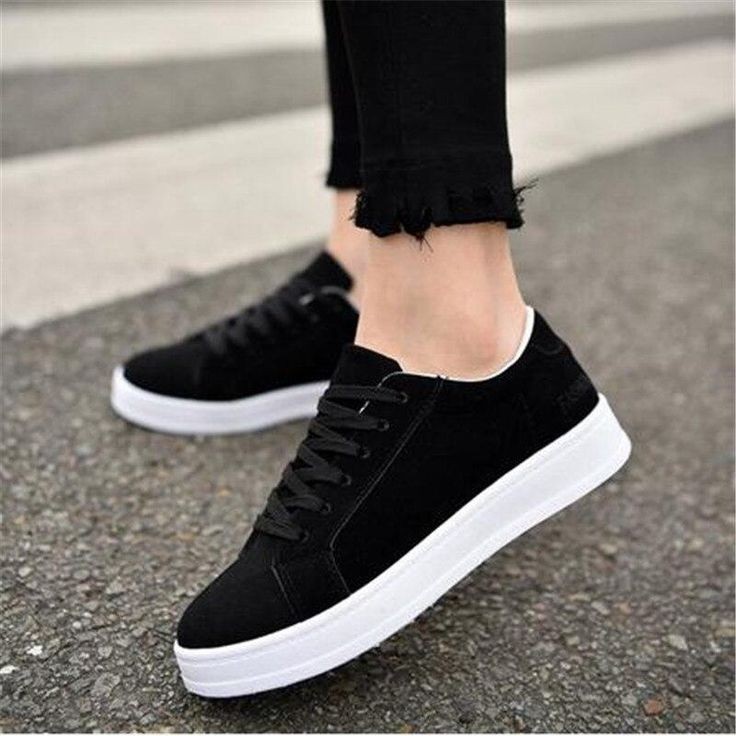 sepatu canvas hitam putih pria dan wanita