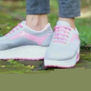sepatu sneakers tali wanita FAHIAA Liliysh Daley 3