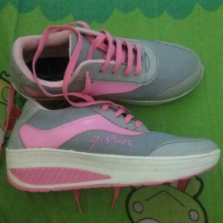 sepatu sneakers tali wanita FAHIAA Liliysh Daley 4