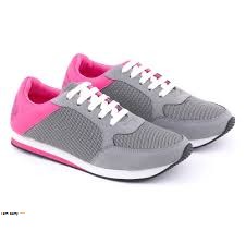 sepatu olahraga wanita