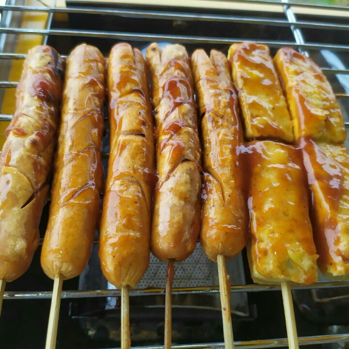 sosis kecil dan stik ikan