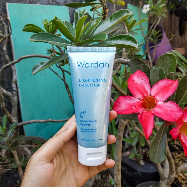 wardah lightening facial scrub